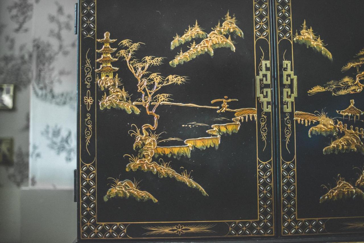 Bed and Breakfast Jeakes House Рай Экстерьер фото Detail of a lacquerware cabinet