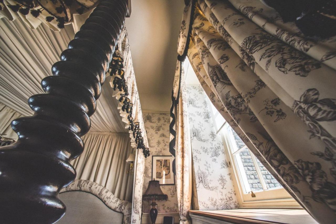 Bed and Breakfast Jeakes House Рай Экстерьер фото The spiral staircase