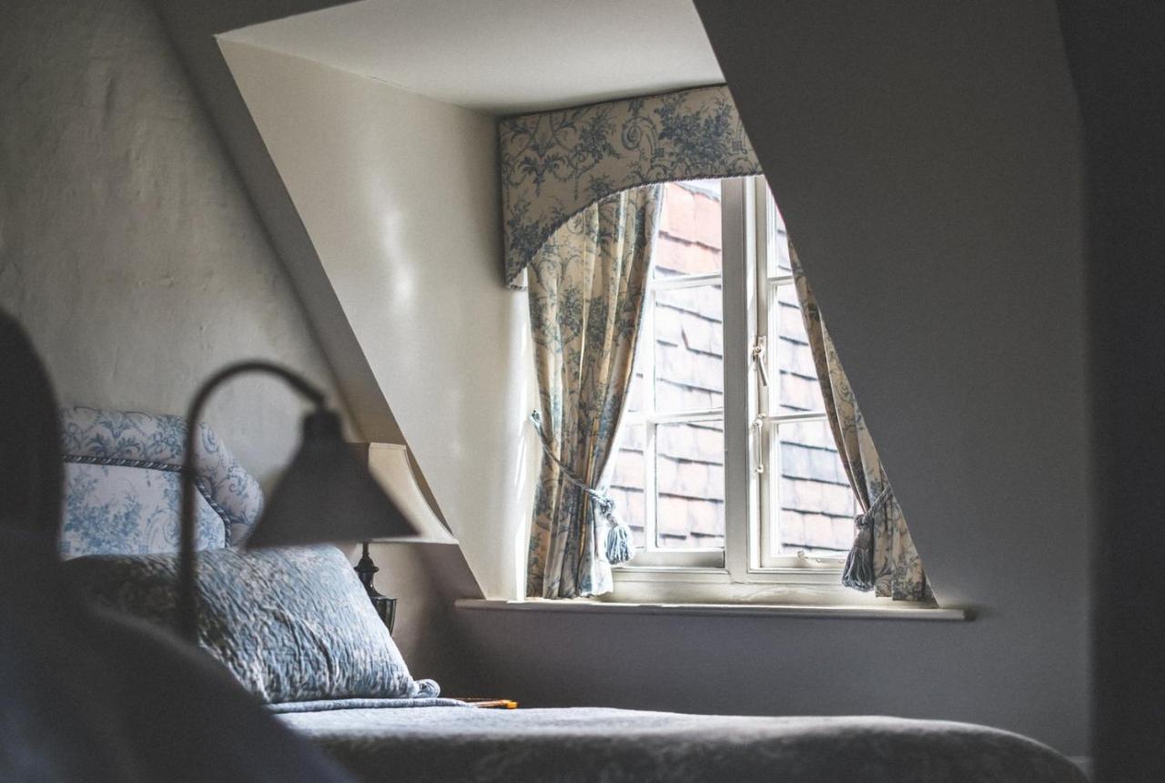 Bed and Breakfast Jeakes House Рай Экстерьер фото A window in the bedroom of the house