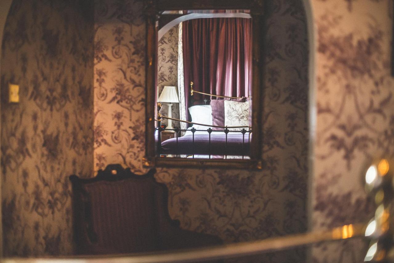 Bed and Breakfast Jeakes House Рай Экстерьер фото A mirror in a hotel room