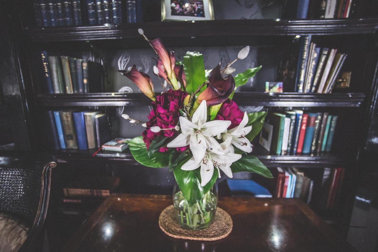 Bed and Breakfast Jeakes House Рай Экстерьер фото A bouquet of flowers