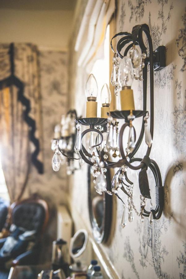 Bed and Breakfast Jeakes House Рай Экстерьер фото A wall light