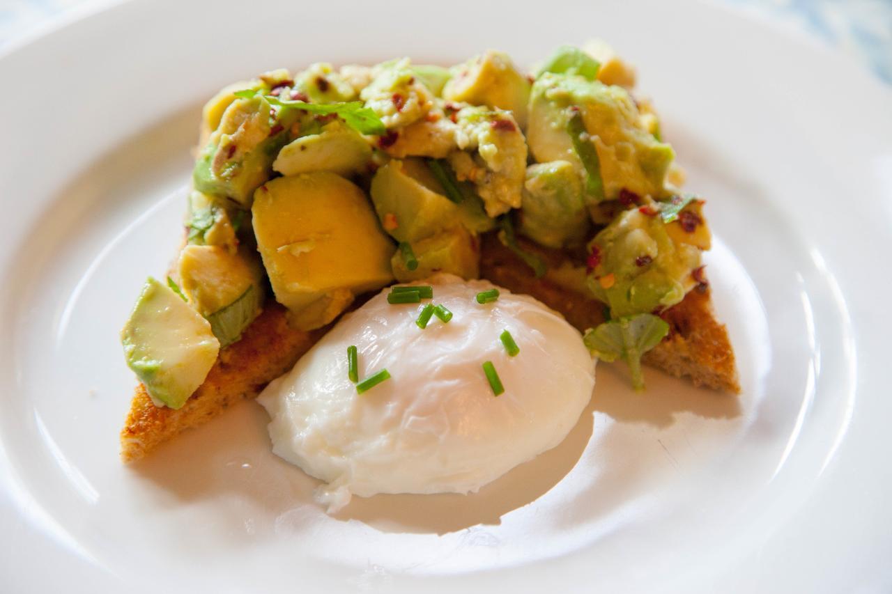 Bed and Breakfast Jeakes House Рай Экстерьер фото Avocado on toast with a poached egg